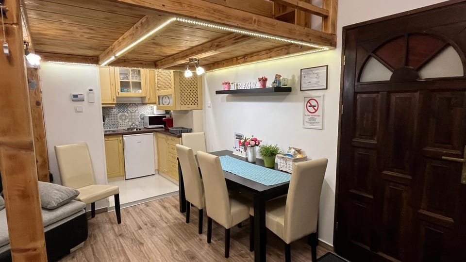 Dining area, Meals