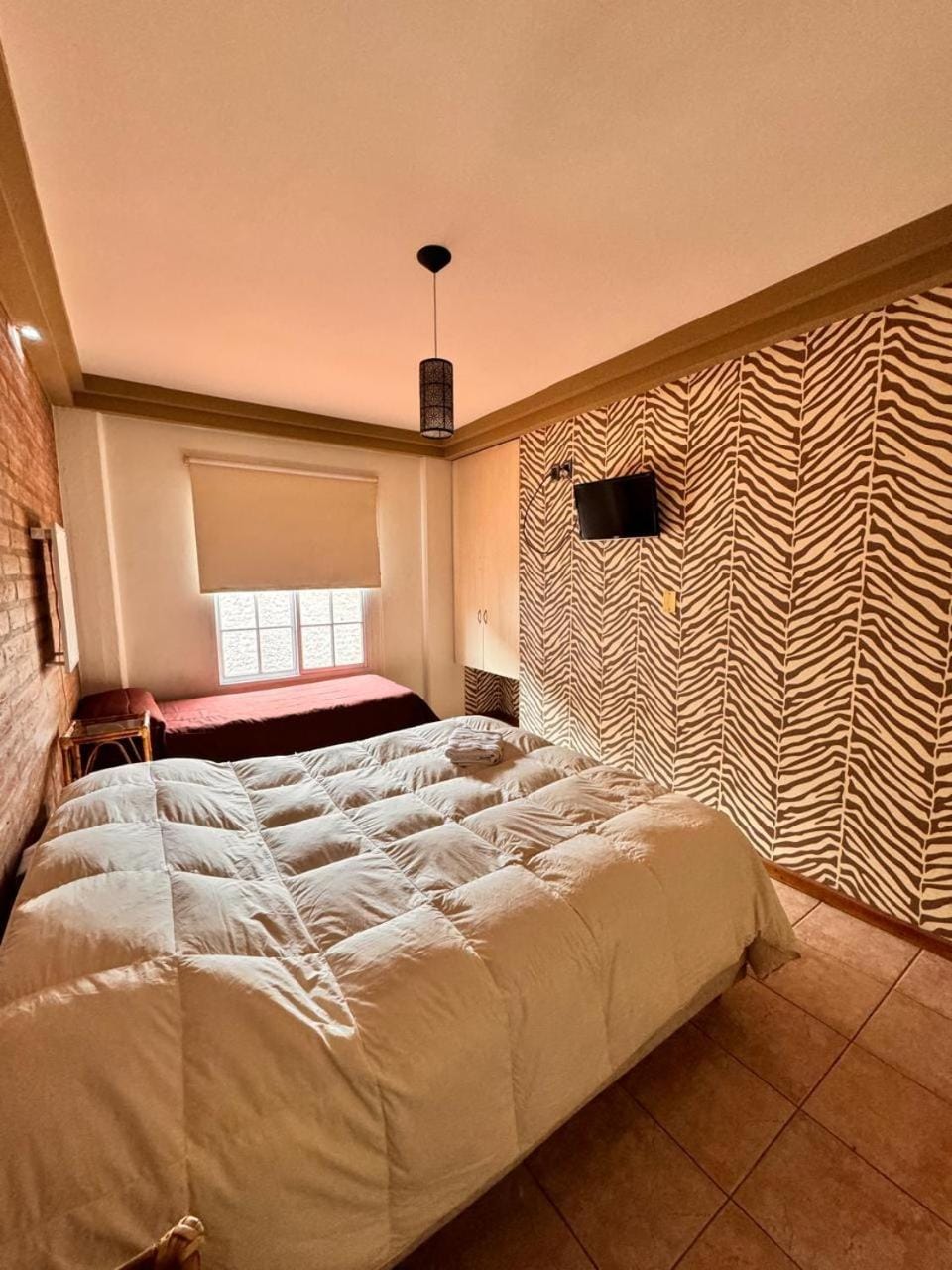 Bed, TV and multimedia, Photo of the whole room, Bedroom