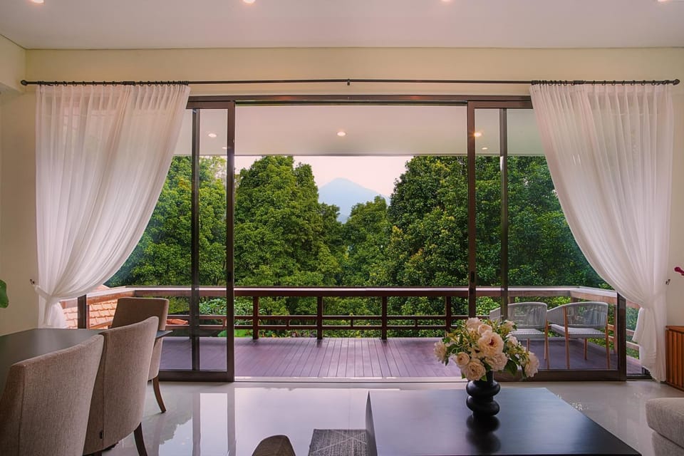 Day, Natural landscape, Garden, View (from property/room), Balcony/Terrace, Living room, Seating area, Garden view