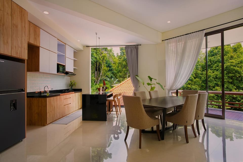 Kitchen or kitchenette, Seating area, Dining area