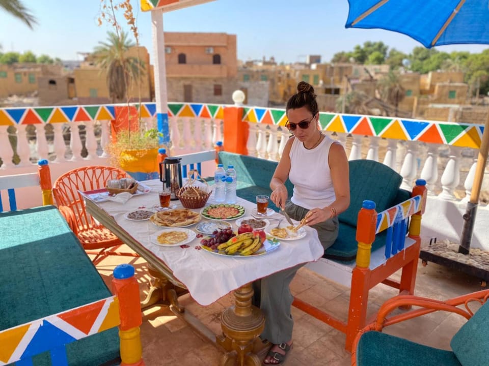 Property building, Restaurant/places to eat, Day, Natural landscape, Food and drinks, Seating area, Dining area, Food, Guests, Breakfast, Drinks, group of guests