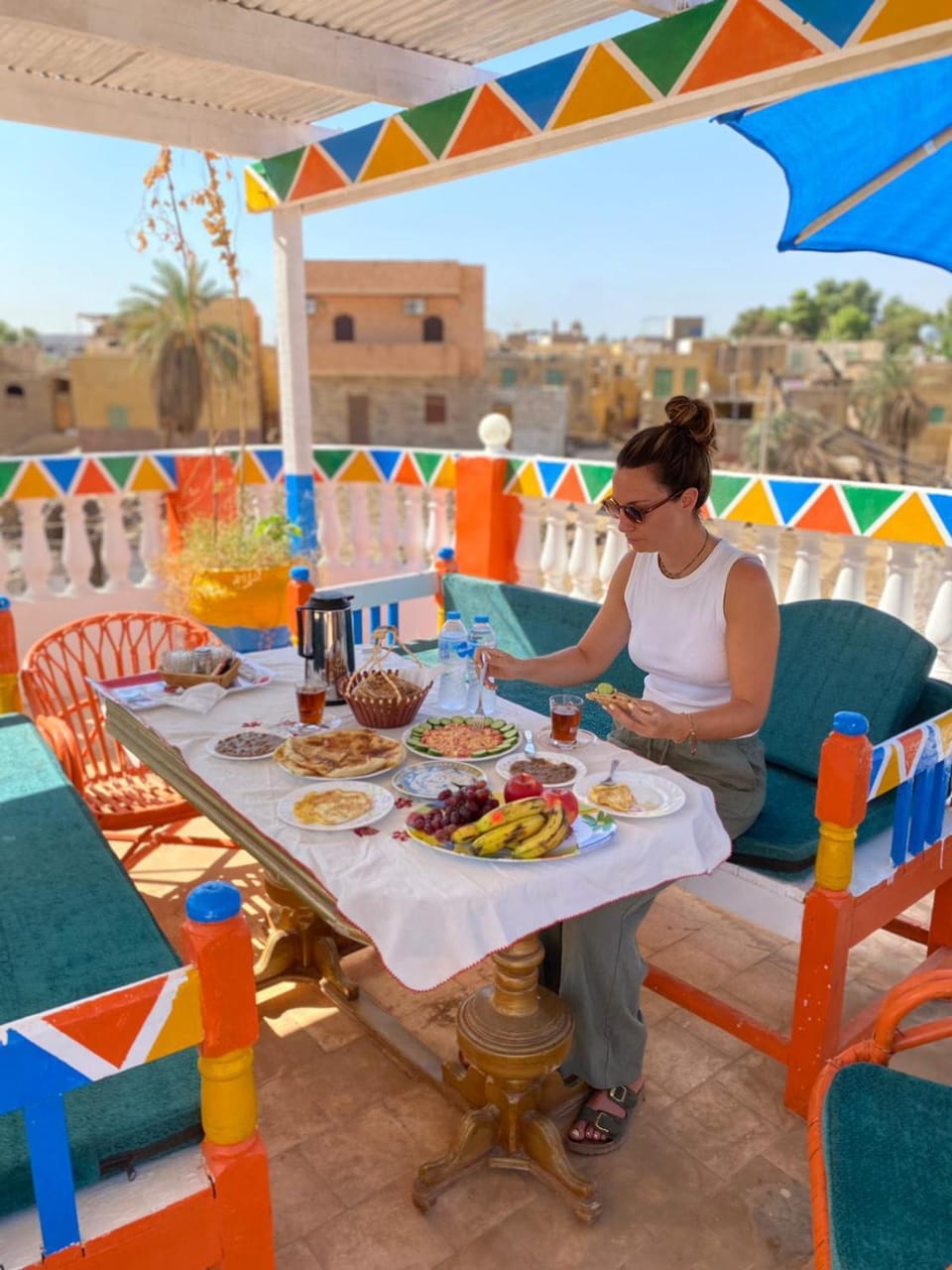 Property building, Restaurant/places to eat, Day, People, Seating area, Dining area, Food, Breakfast, Drinks, group of guests