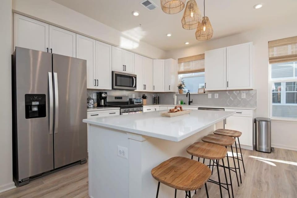New Intown Waterfront Townhome wPool & Location House in Cambridge