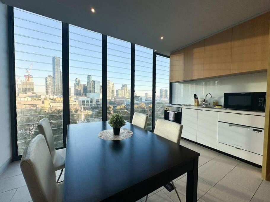 Charming Riverside Apartment near Crown Casino & MCEC Apartment in Southbank