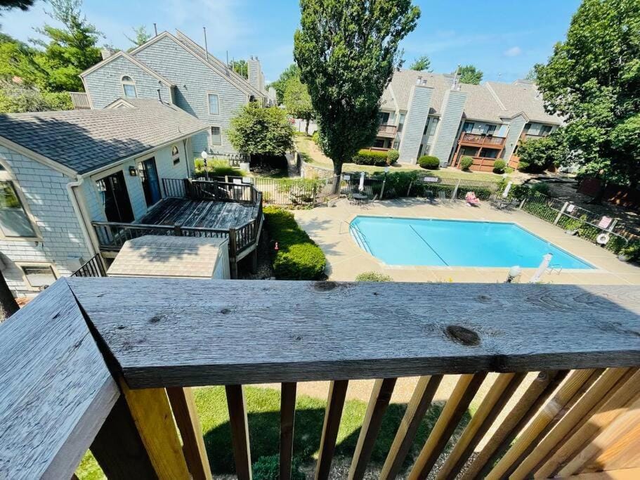 2bd condo w pool view deck 15mn from Kansas City Apartment in Shawnee