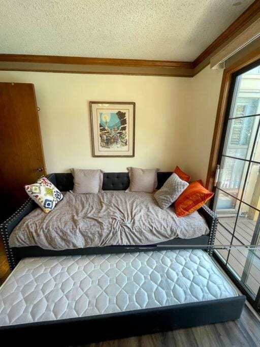2bd condo w pool view deck 15mn from Kansas City Apartment in Shawnee