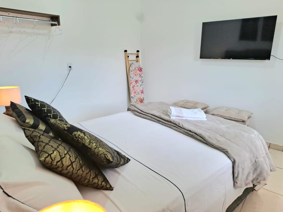 Bed, TV and multimedia, Photo of the whole room, Evening entertainment, Bedroom