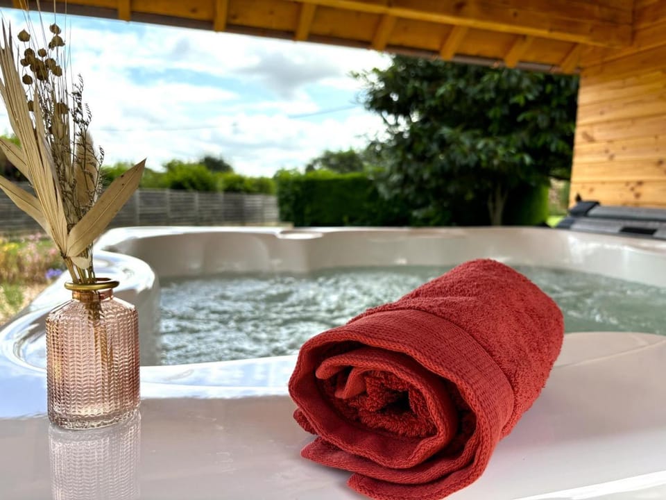 Gîte cozy avec jardin et spa, Chazemais - FR-1-489-540 House in Auvergne-Rhône-Alpes