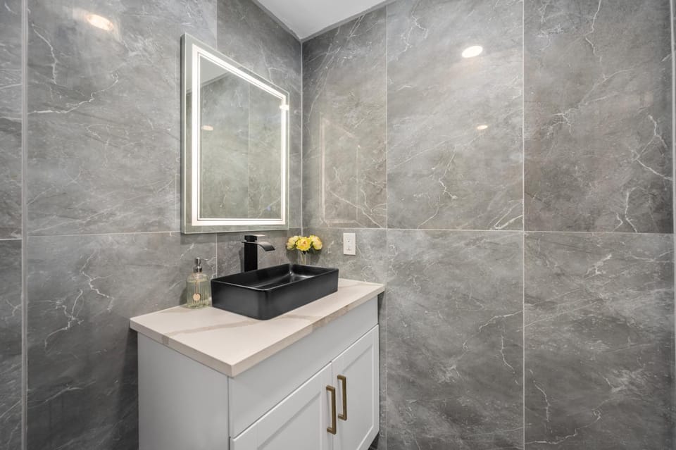 Charming 1BR Heights Apt with Pool and Free Park Apartment in Houston