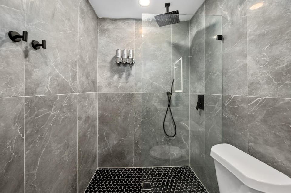 Charming 1BR Heights Apt with Pool and Free Park Apartment in Houston