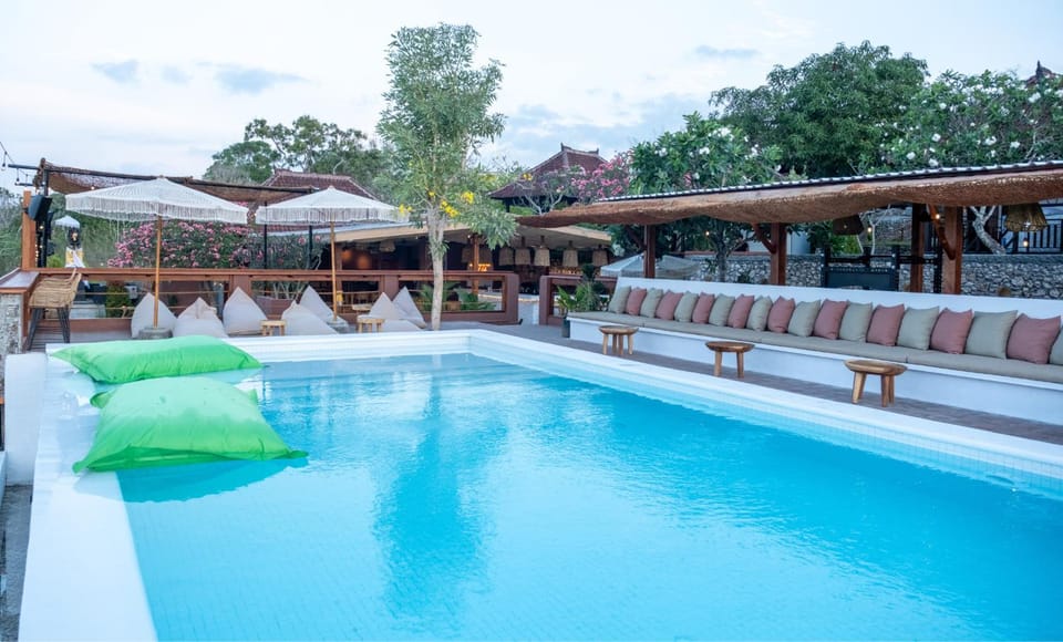 Swimming pool, sunbed