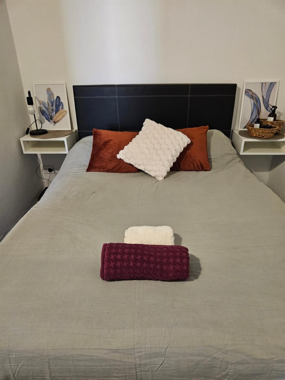 Bed, towels