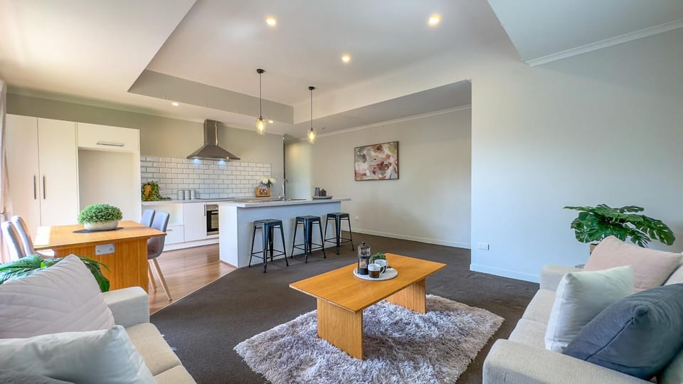 Kitchen or kitchenette, Living room, Seating area, Dining area