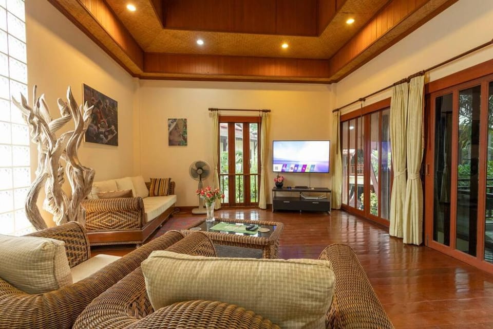 Communal lounge/ TV room, TV and multimedia, Living room, Seating area, Evening entertainment