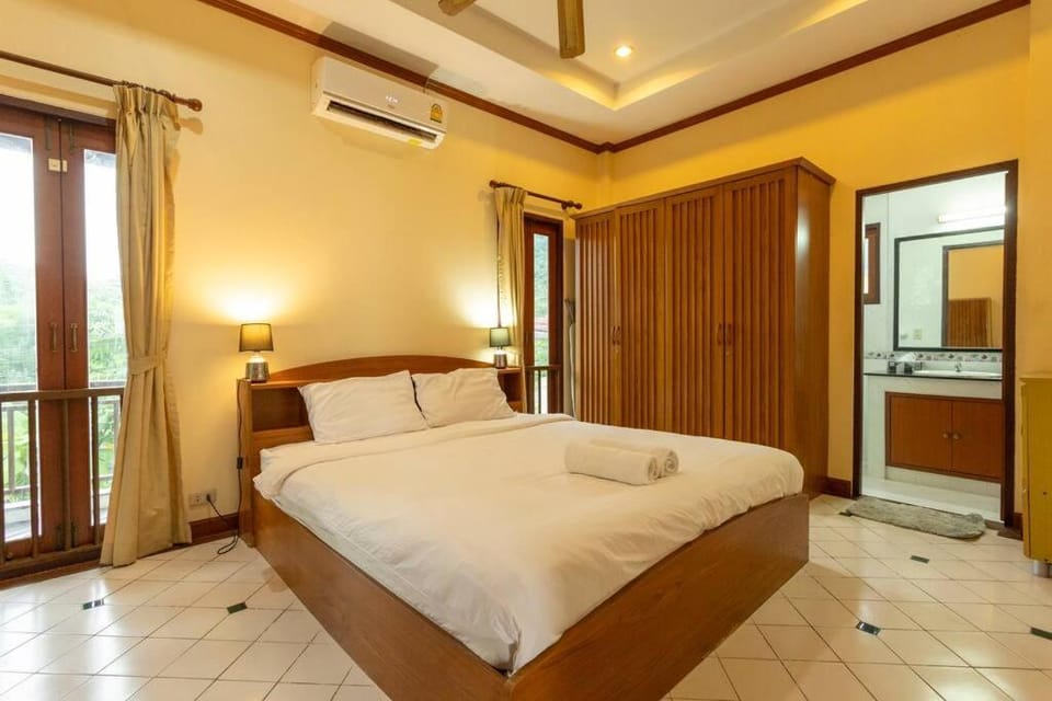 Bed, Photo of the whole room, Bedroom, wardrobe, air conditioner