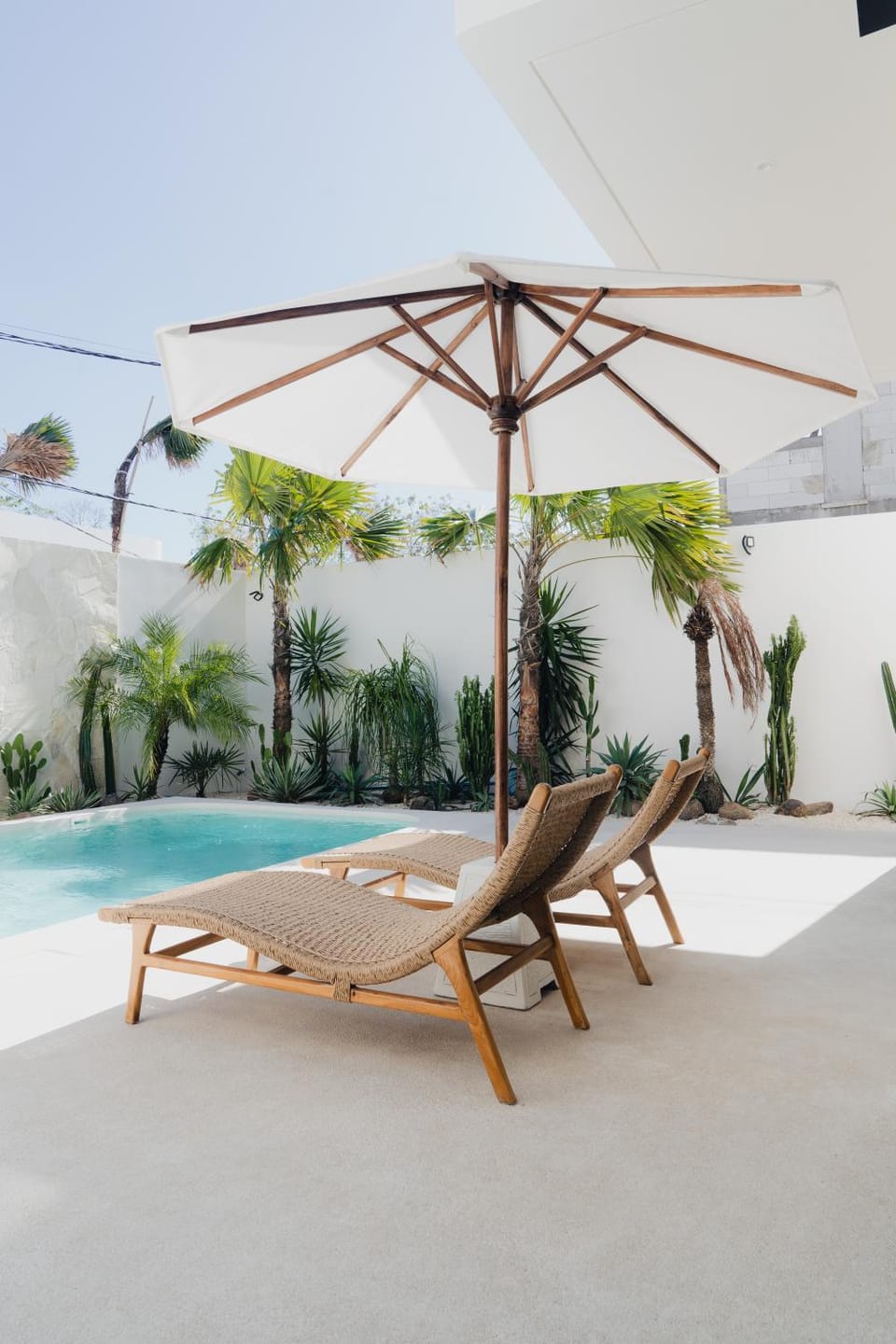 Swimming pool, sunbed