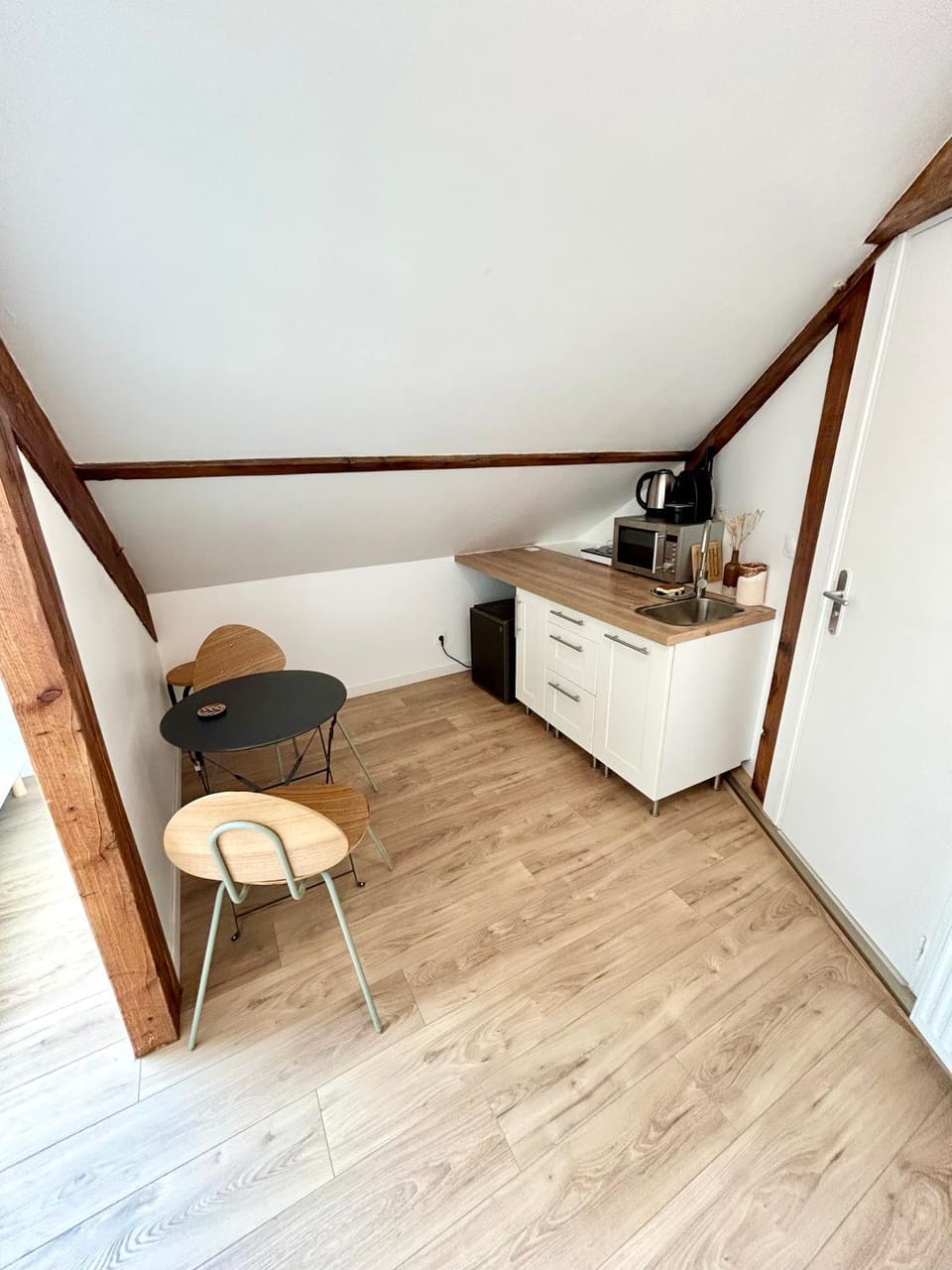 Coffee/tea facilities, Kitchen or kitchenette, Dining area