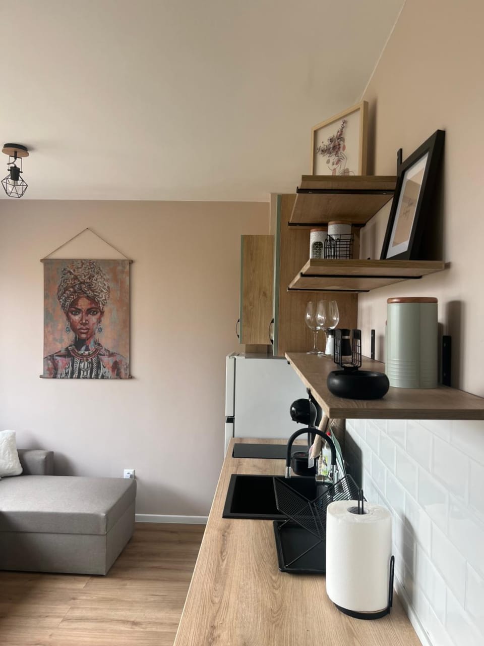 Coffee/tea facilities, Kitchen or kitchenette, Living room, Seating area