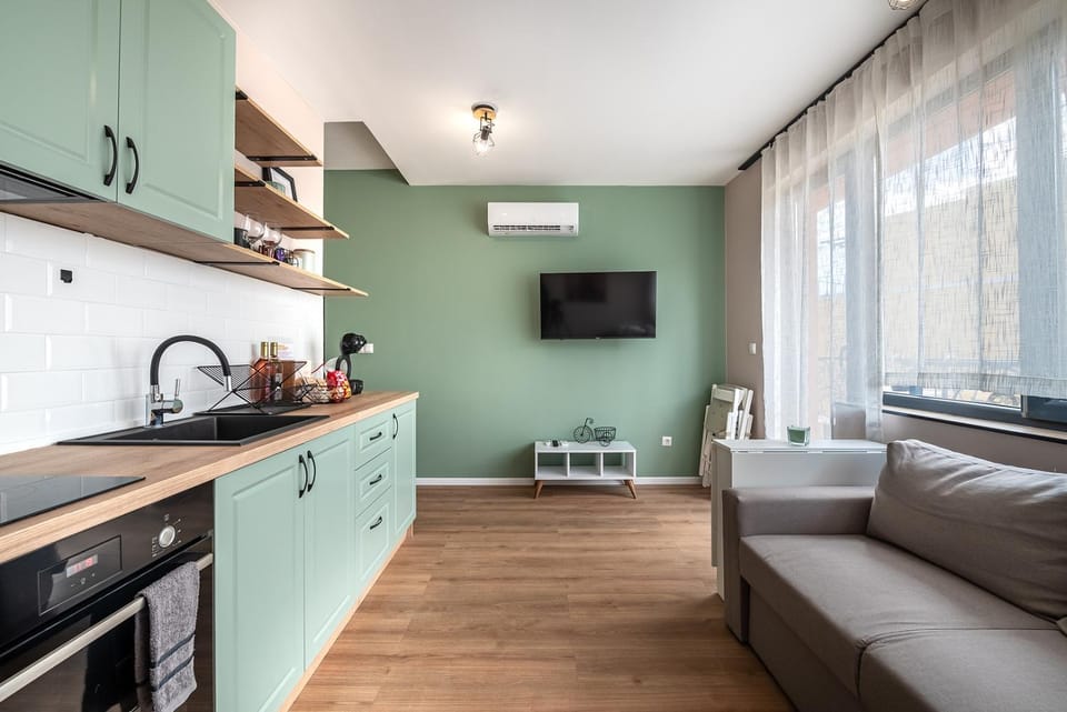TV and multimedia, Kitchen or kitchenette, Living room, Seating area, Dining area, oven, stove