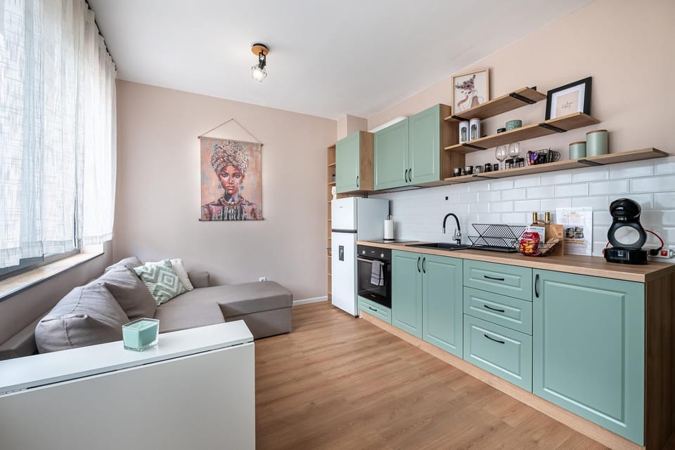 Coffee/tea facilities, Kitchen or kitchenette, Living room, Seating area, oven, stove