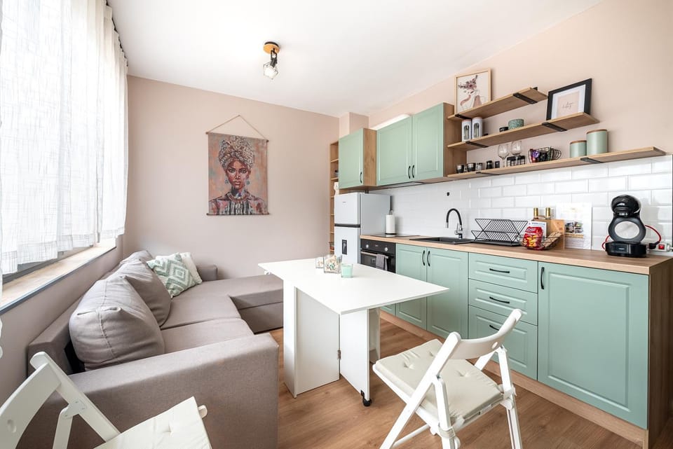Coffee/tea facilities, Kitchen or kitchenette, Living room, Seating area, Dining area, stove