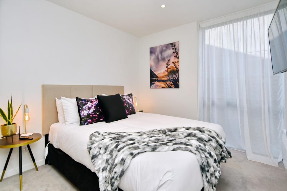 Bed, TV and multimedia, Bedroom