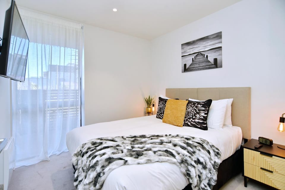 Bed, TV and multimedia, Bedroom