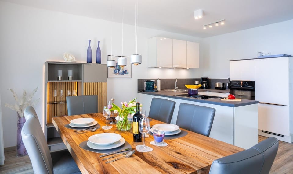 Kitchen or kitchenette, Dining area