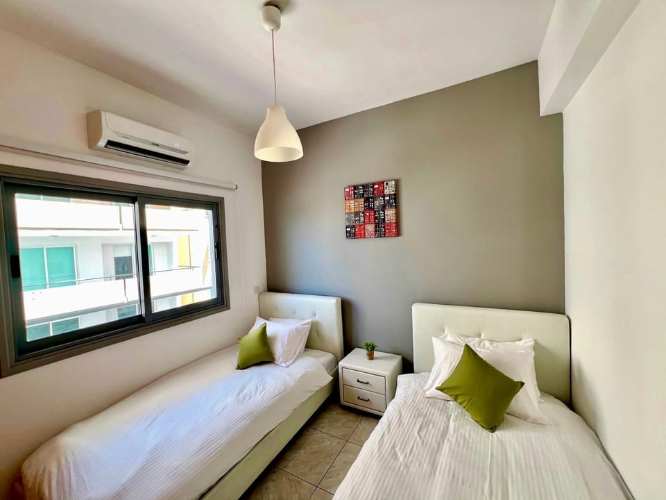 Bed, Living room, Photo of the whole room, Bedroom, air conditioner