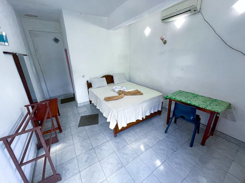 Bed, Photo of the whole room, Bedroom, air conditioner