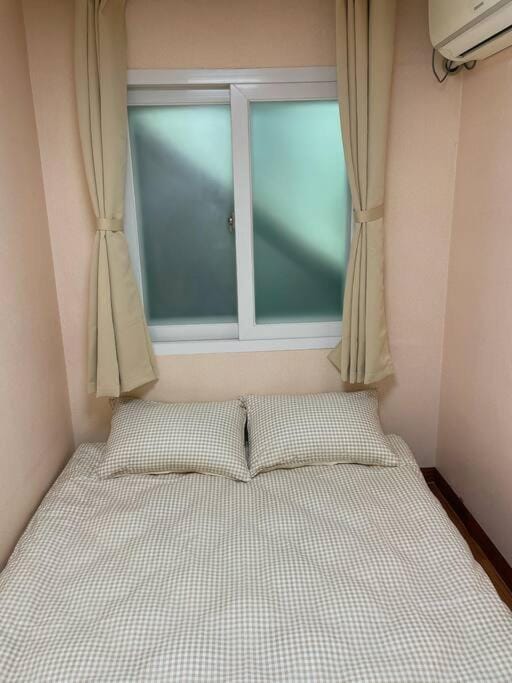 Bed, Bedroom, air conditioner