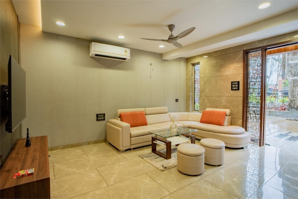 Communal lounge/ TV room, TV and multimedia, Living room, Seating area, Evening entertainment, fireplace, air conditioner