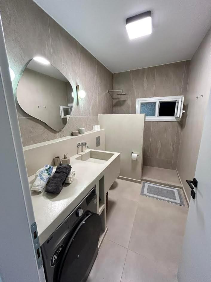 Shower, Bathroom, Bath, towels