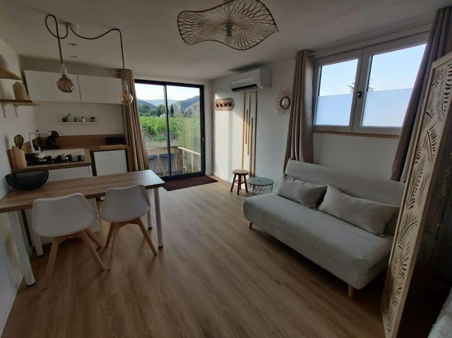 Kitchen or kitchenette, Living room, Seating area, Dining area, stove