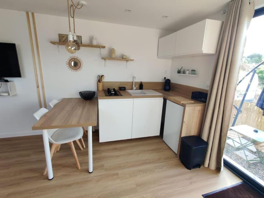 Kitchen or kitchenette, Dining area, stove