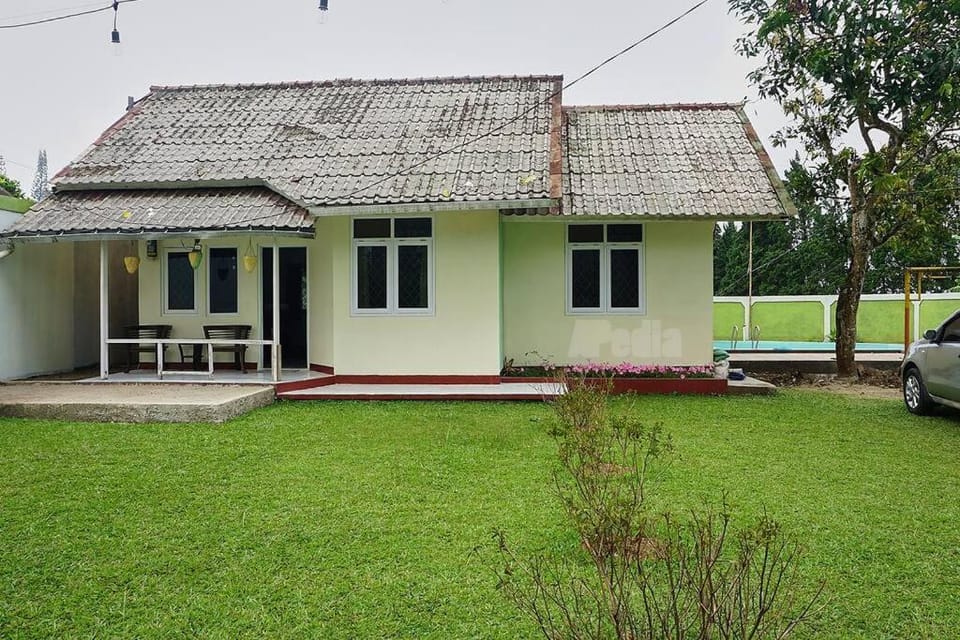 Villa Kebun Teh, 4 Kamar, Kolam, Billiard Villa in Cisarua