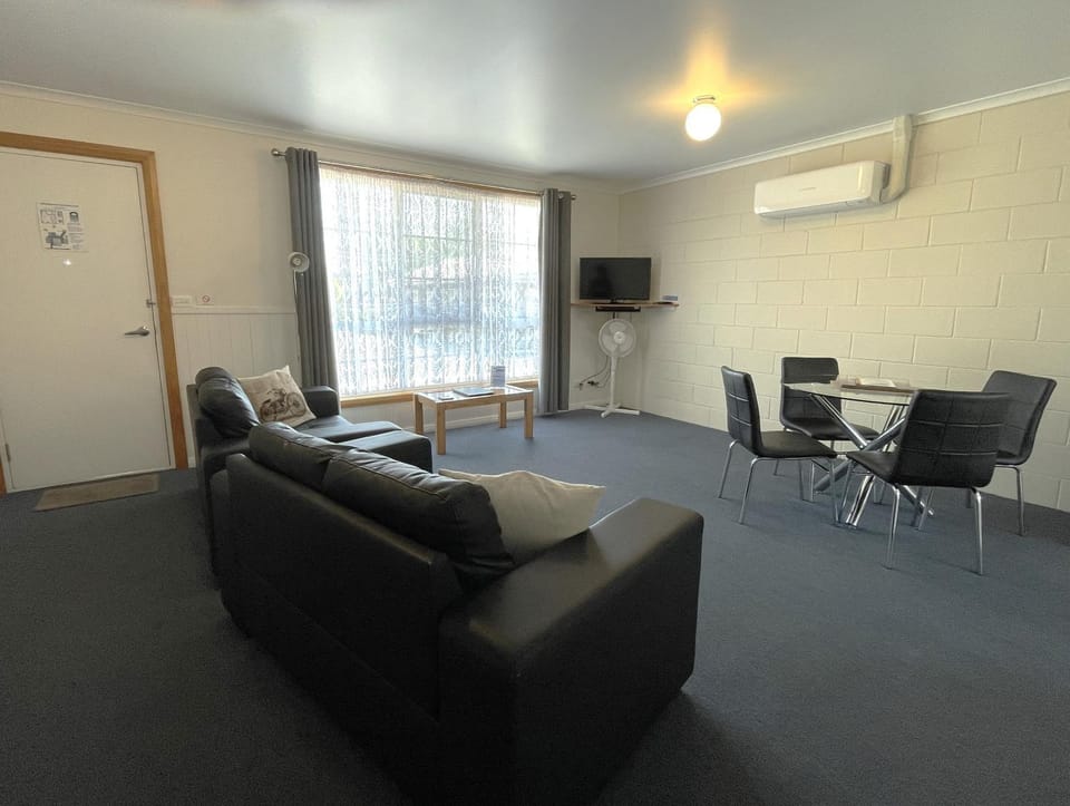 TV and multimedia, Living room, Dining area, air conditioner