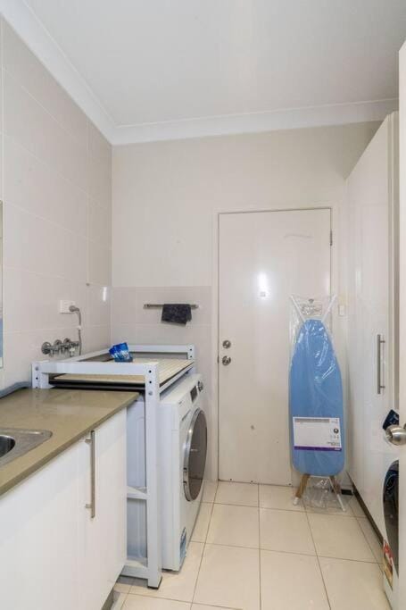 Spacious 5BR 3BA Home w Parking and Yard in Sunnybank M11 Apartment in Brisbane