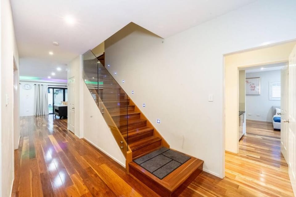 Spacious 5BR 3BA Home w Parking and Yard in Sunnybank M11 Apartment in Brisbane