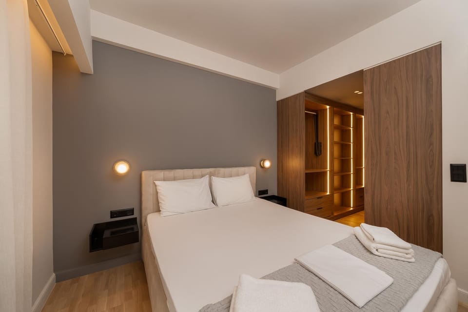 Bed, Bedroom, towels, wardrobe