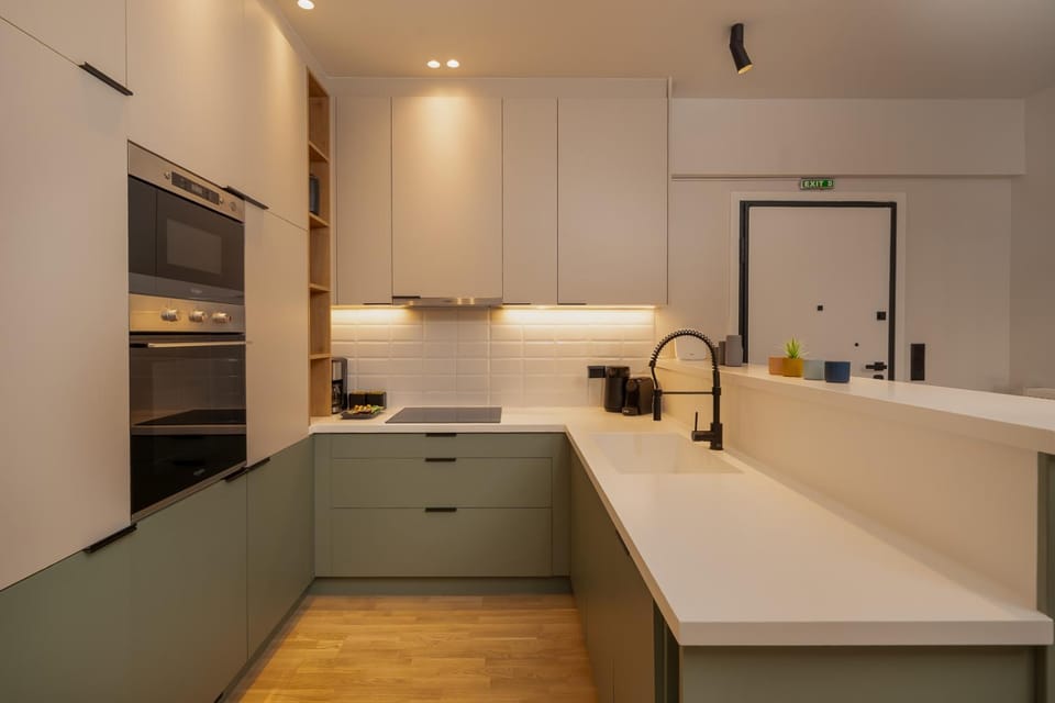 Kitchen or kitchenette, dishwasher, stove