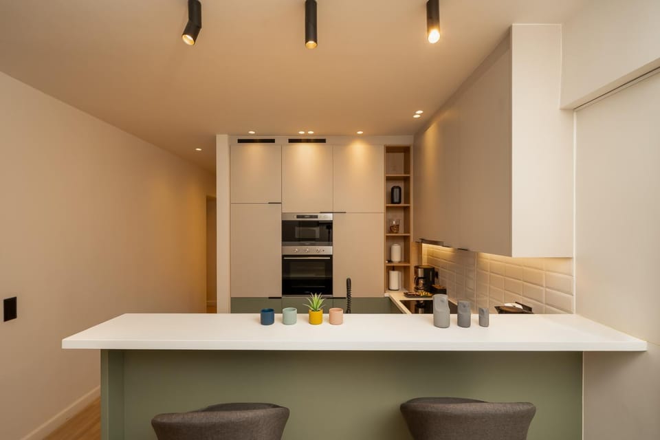 Coffee/tea facilities, Kitchen or kitchenette, oven, stove