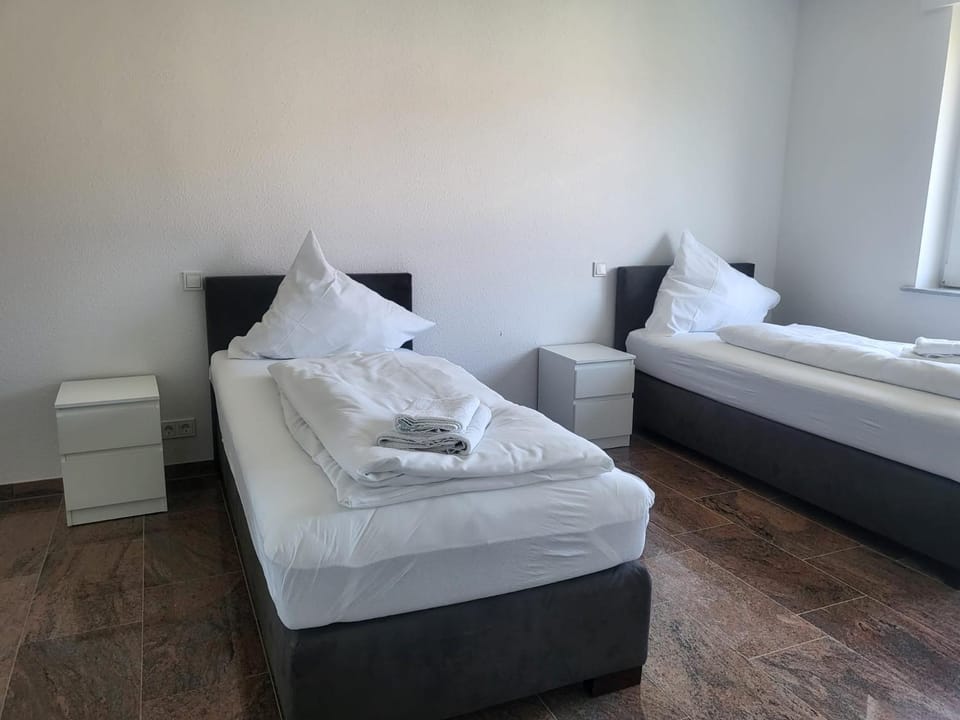 Bed, Bedroom, towels