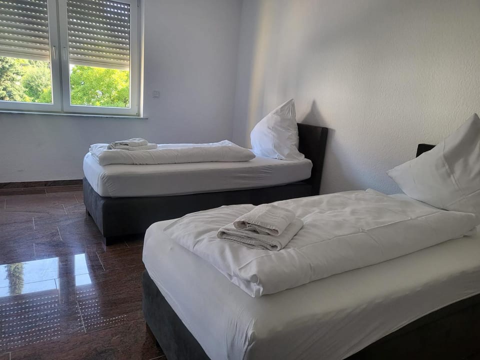 Bed, Bedroom, towels