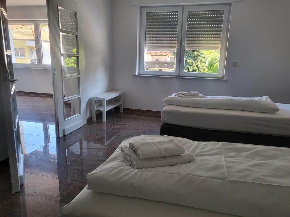 Bed, Bedroom, towels