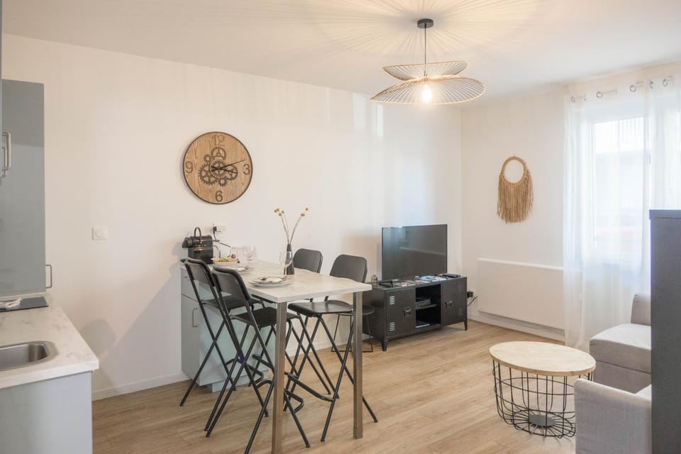 TV and multimedia, Kitchen or kitchenette, Living room, Seating area, Dining area