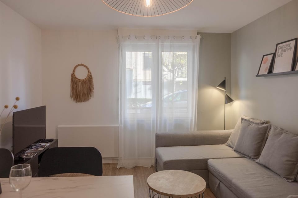 Property building, TV and multimedia, Living room, Seating area