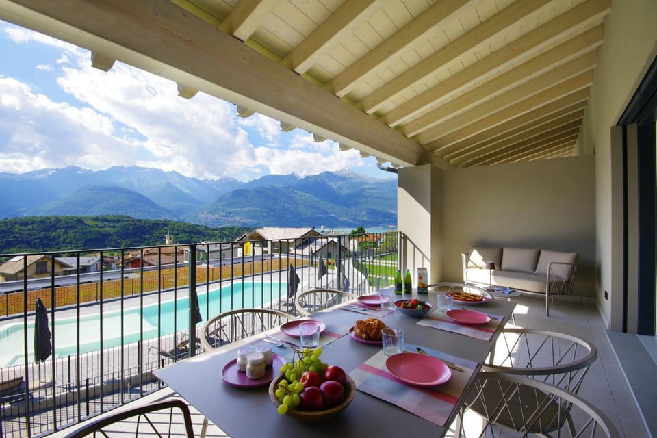 Balcony/Terrace, Dining area, Lake view, Mountain view, Pool view