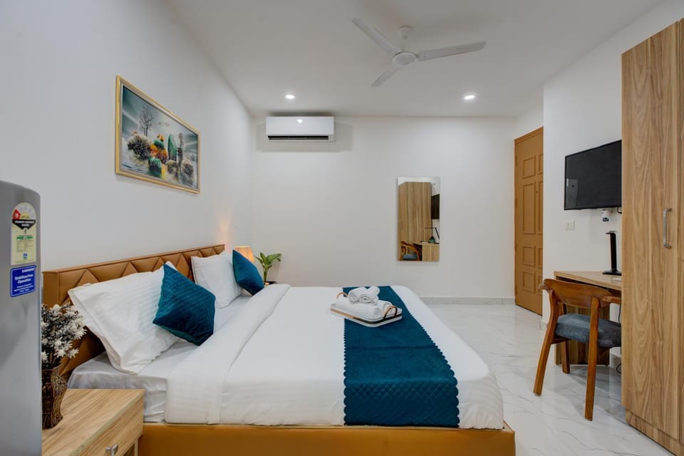 Communal lounge/ TV room, Bed, Photo of the whole room, Seating area, Evening entertainment, Bedroom, wardrobe