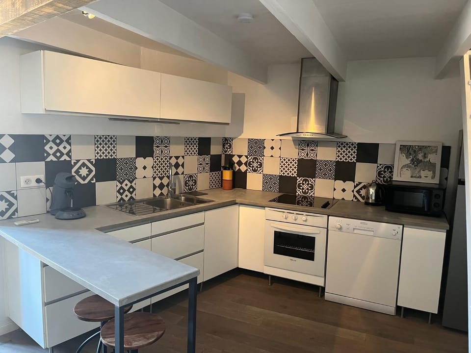 Kitchen or kitchenette, dishwasher, oven